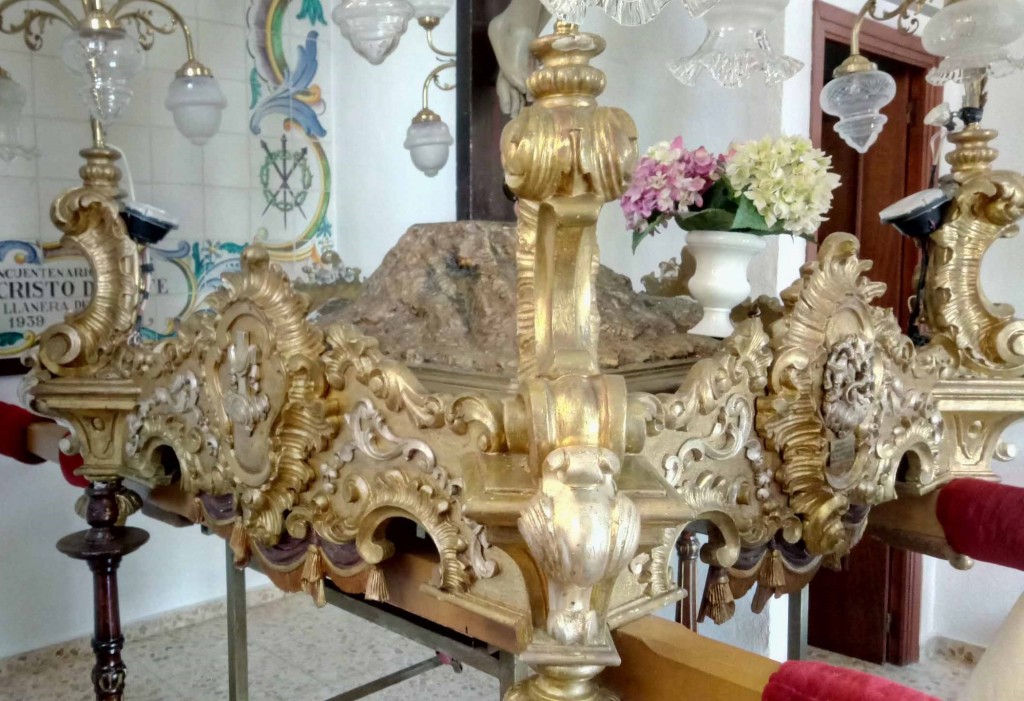 Restauración y dorado de trono procesional en madera tallada.