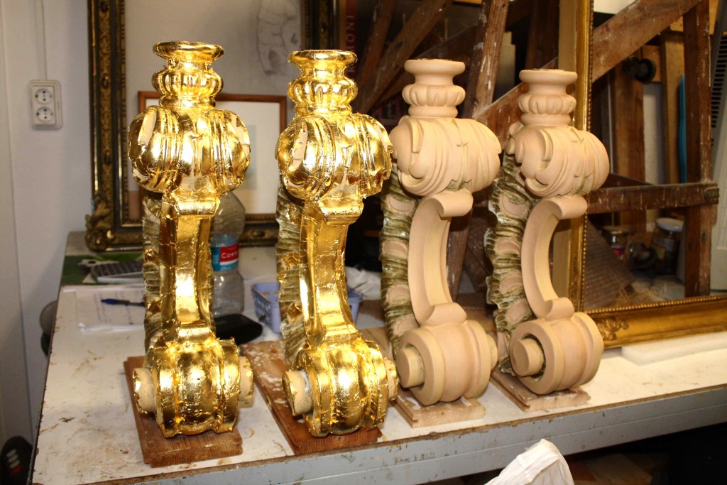 La técnica empleada en el dorado fue, al agua. Técnica clásica de aplicación de pan de oro fino.