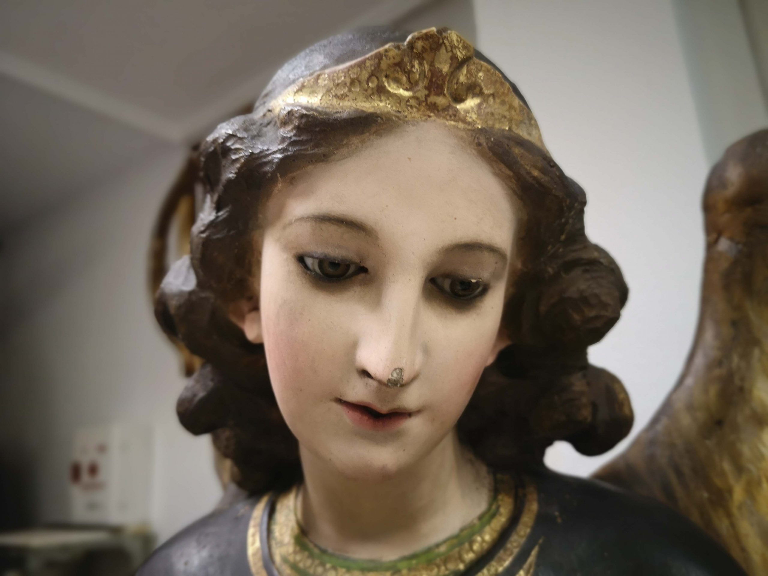 Detalle de la cara de San Rafael después de ser restaurada en Gaia-