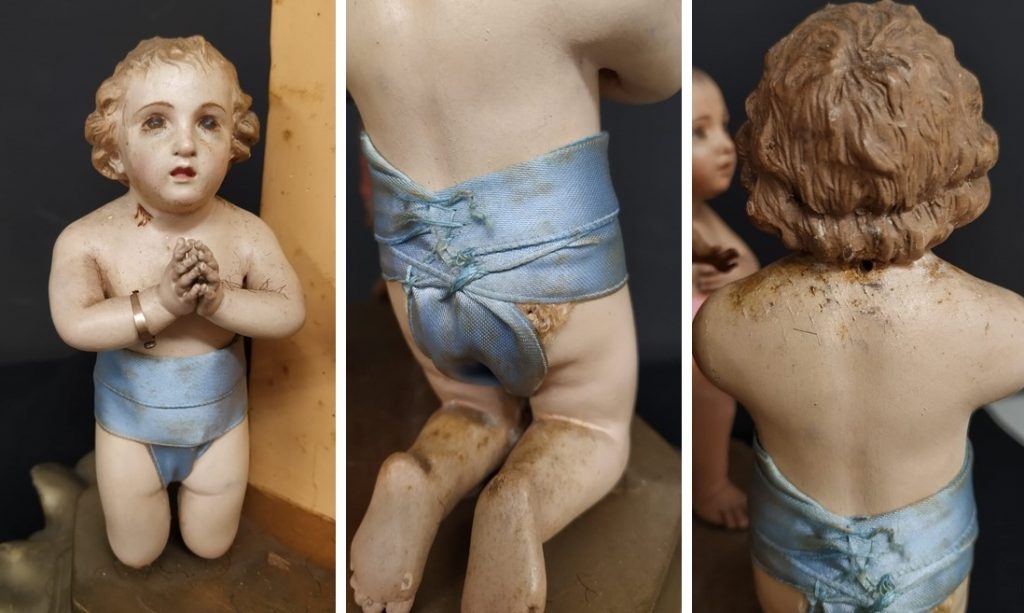 Niño situado a los pies de la Virgen de los Desamparados. Restauración de escultura policromada. Se aprecia en la imagen el ataque de microorganismos.